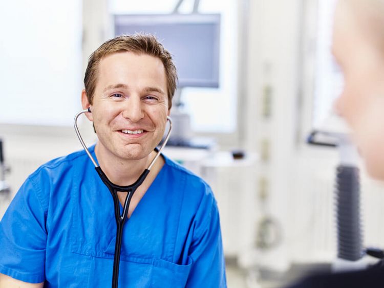 Herzspezialist spricht mit Patientin