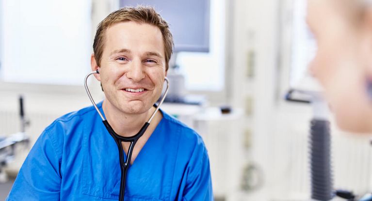 Herzspezialist spricht mit Patientin