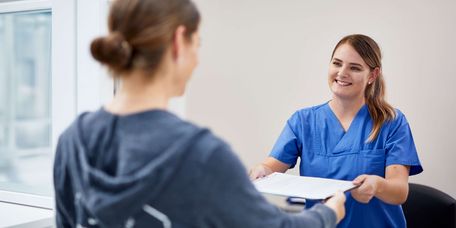 Patientin am Empfang