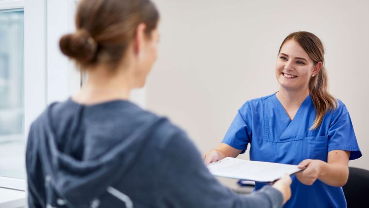 Patientin am Empfang